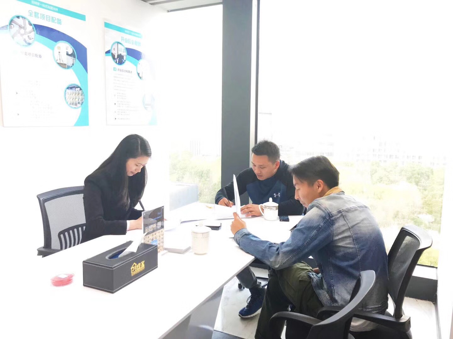 熱烈祝賀馬總簽約創(chuàng)綠家昆明市區(qū)級(jí)代理！