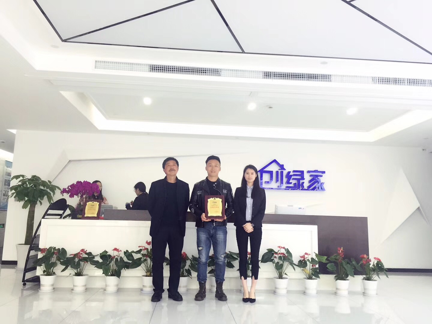 熱烈祝賀張總父子簽約創(chuàng)綠家江蘇省市級(jí)代理！