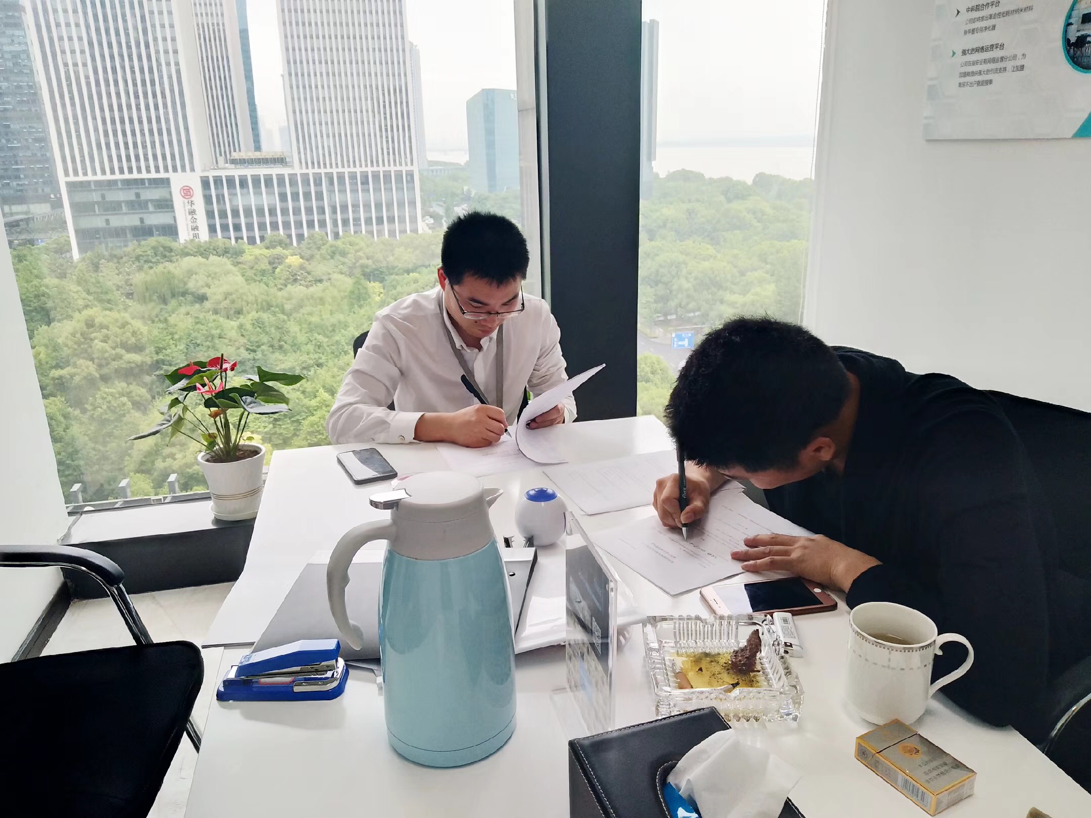 熱烈祝賀孫總、蘇總簽約創(chuàng)綠家桂林市區(qū)級(jí)代理！