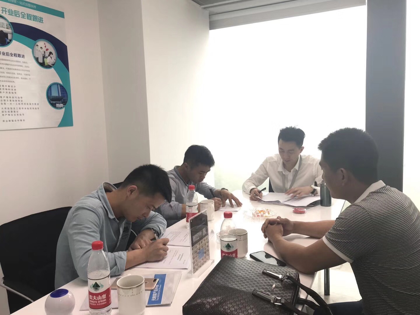 熱烈祝賀楊總、吳總、甘總簽約創綠家長沙市區級代理！