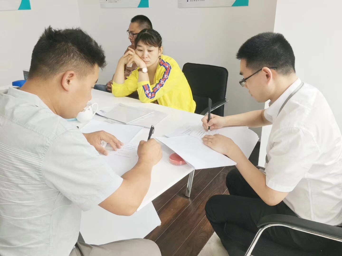 熱烈祝賀何總簽約創綠家信陽市縣級代理！