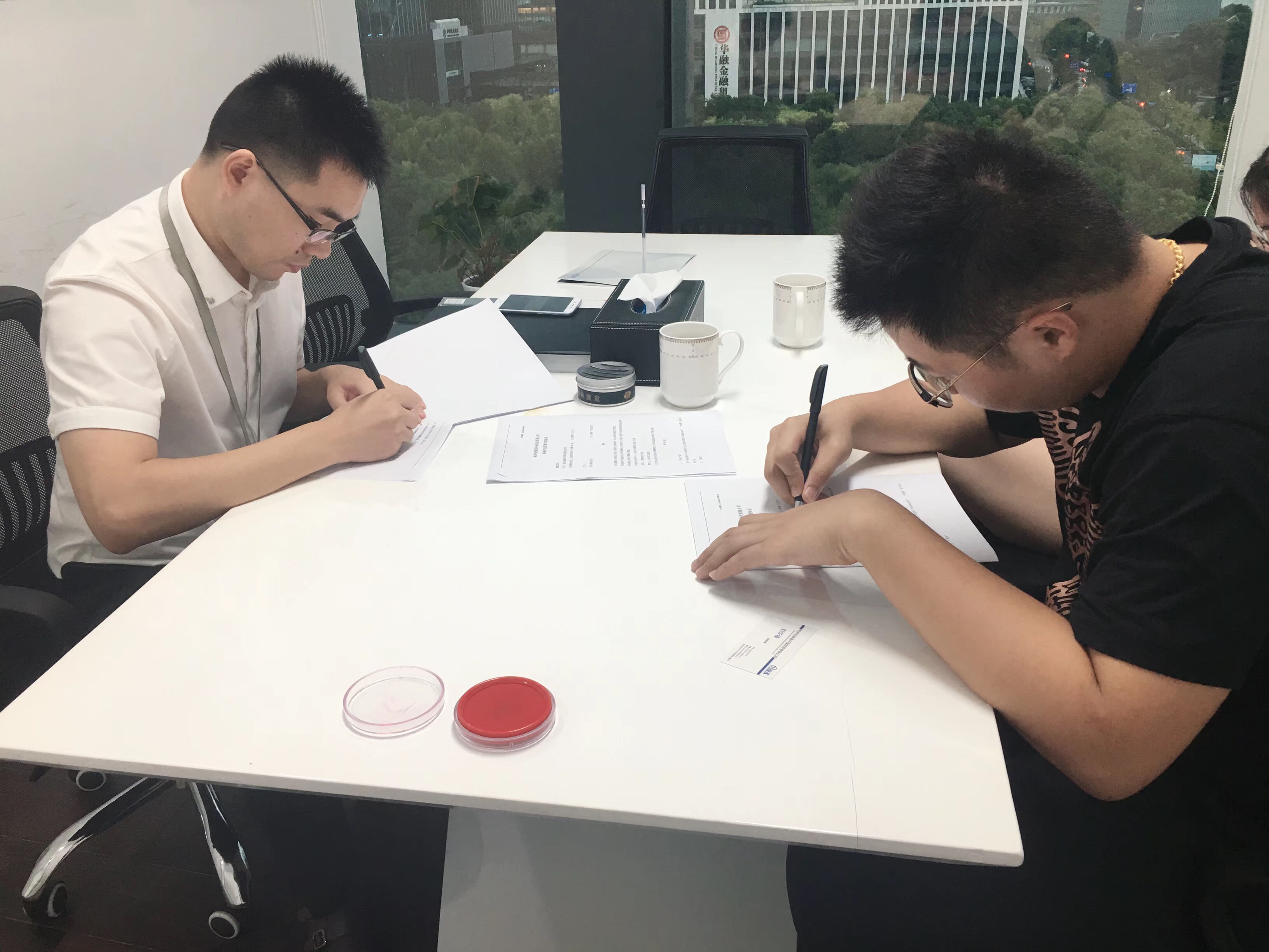 熱烈祝賀劉總夫婦簽約創綠家常州市縣級代理！