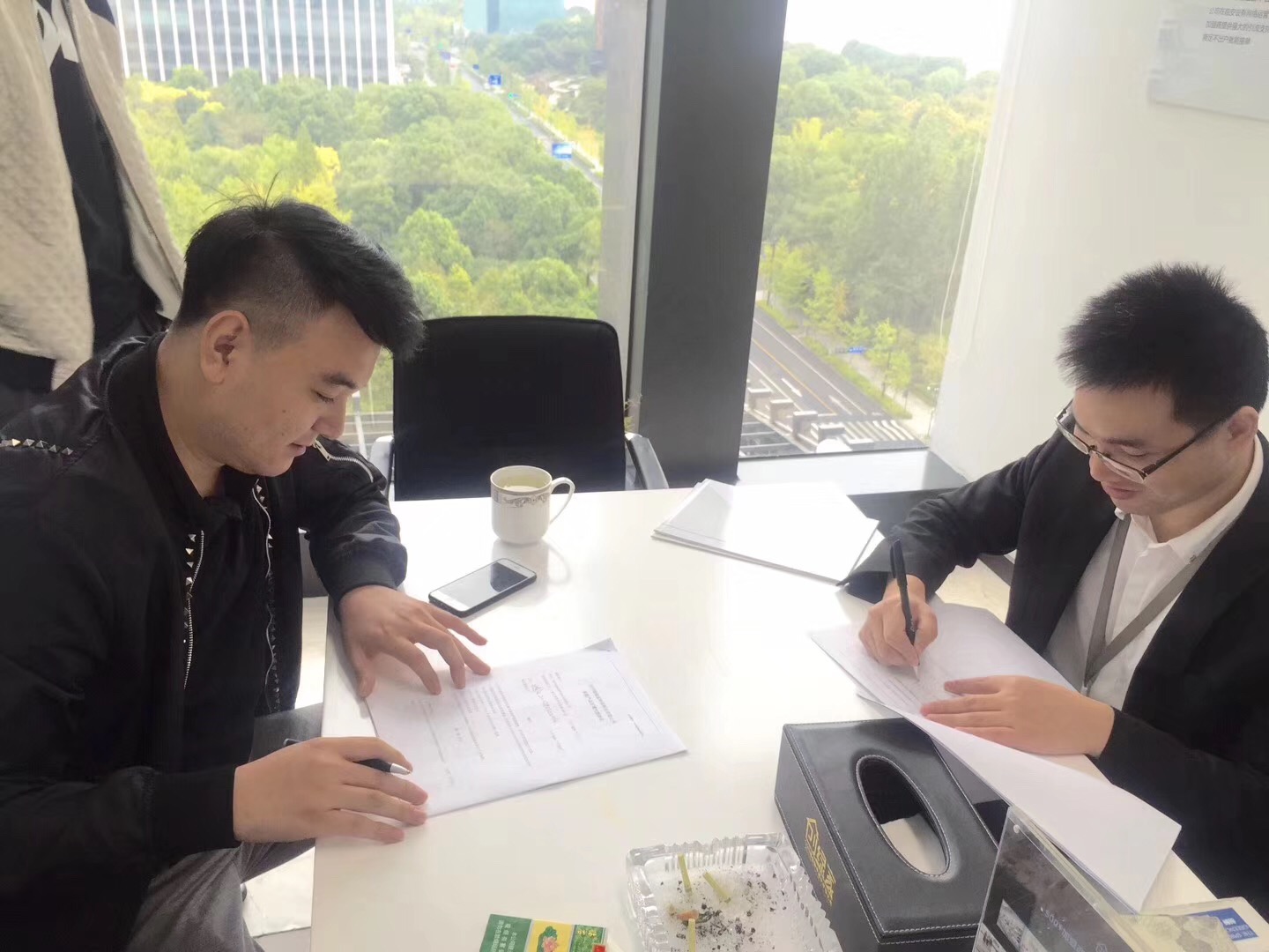 熱烈祝賀葛總兄弟簽約創(chuàng)綠家沈陽市區(qū)級(jí)代理！