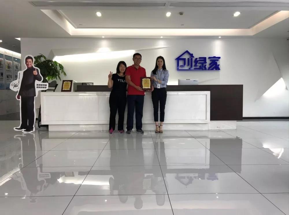 熱烈祝賀范總夫婦簽約創(chuàng)綠家湖北省荊州市區(qū)級(jí)代理!